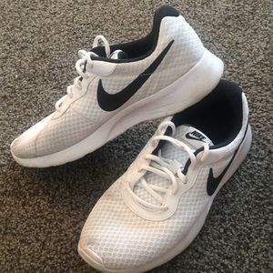 Women’s white Nike tennis shoes